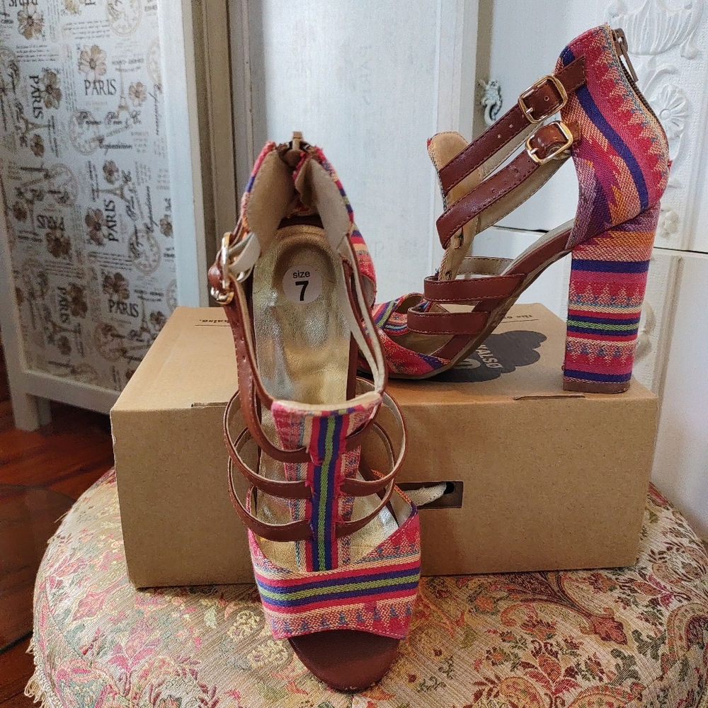 🍄 Aztec pattern chunky Bohemian heels size 7 And 6